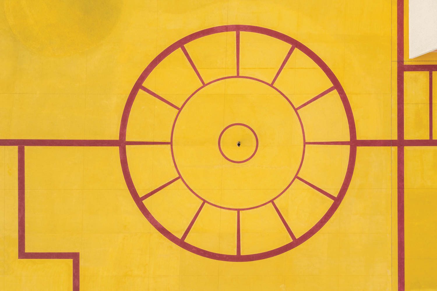 黄水泥上方红色圆形