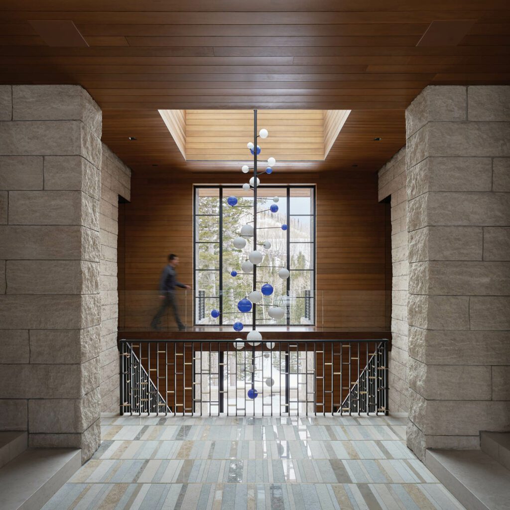 口爆玻璃机由Semeurs'Etiles挂入craistone-clad门厅桥窗连接房子两翼