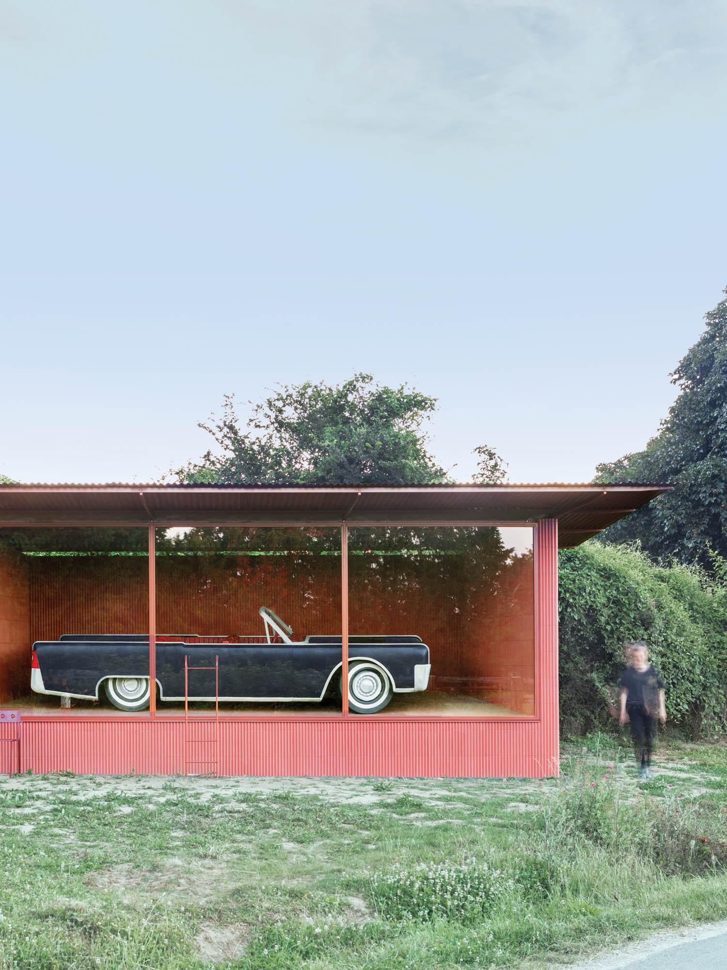 Studio Bourouellec和瓷器制造商Mutina为Pascal Rivet汽车雕塑搭建路边馆