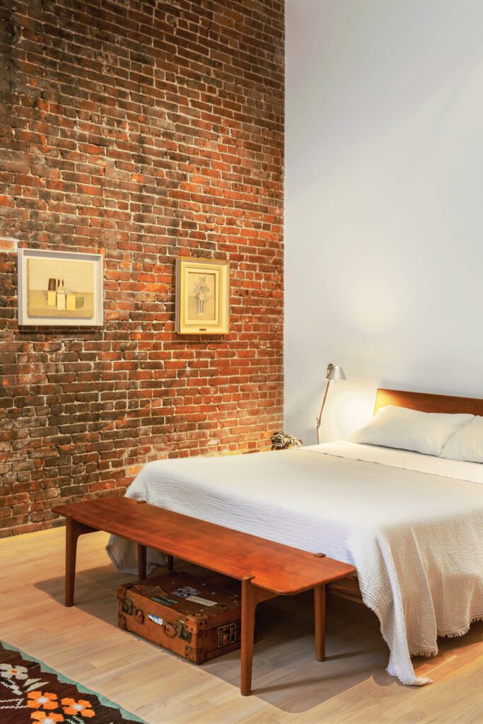 核桃床 汉斯温纳长椅 托洛梅欧灯提供主卧室