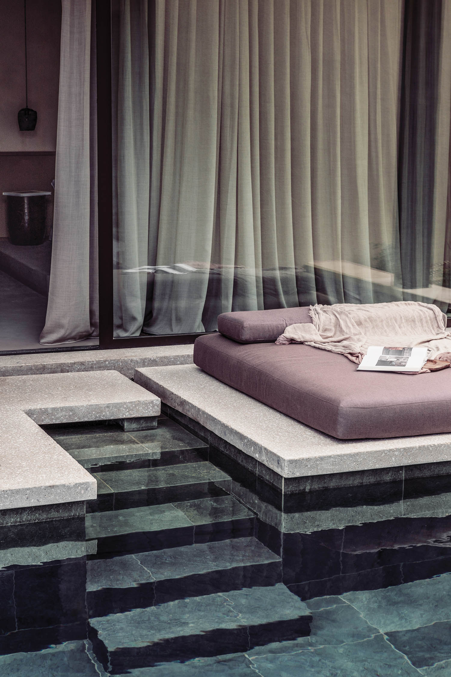 游泳池旁的休息区