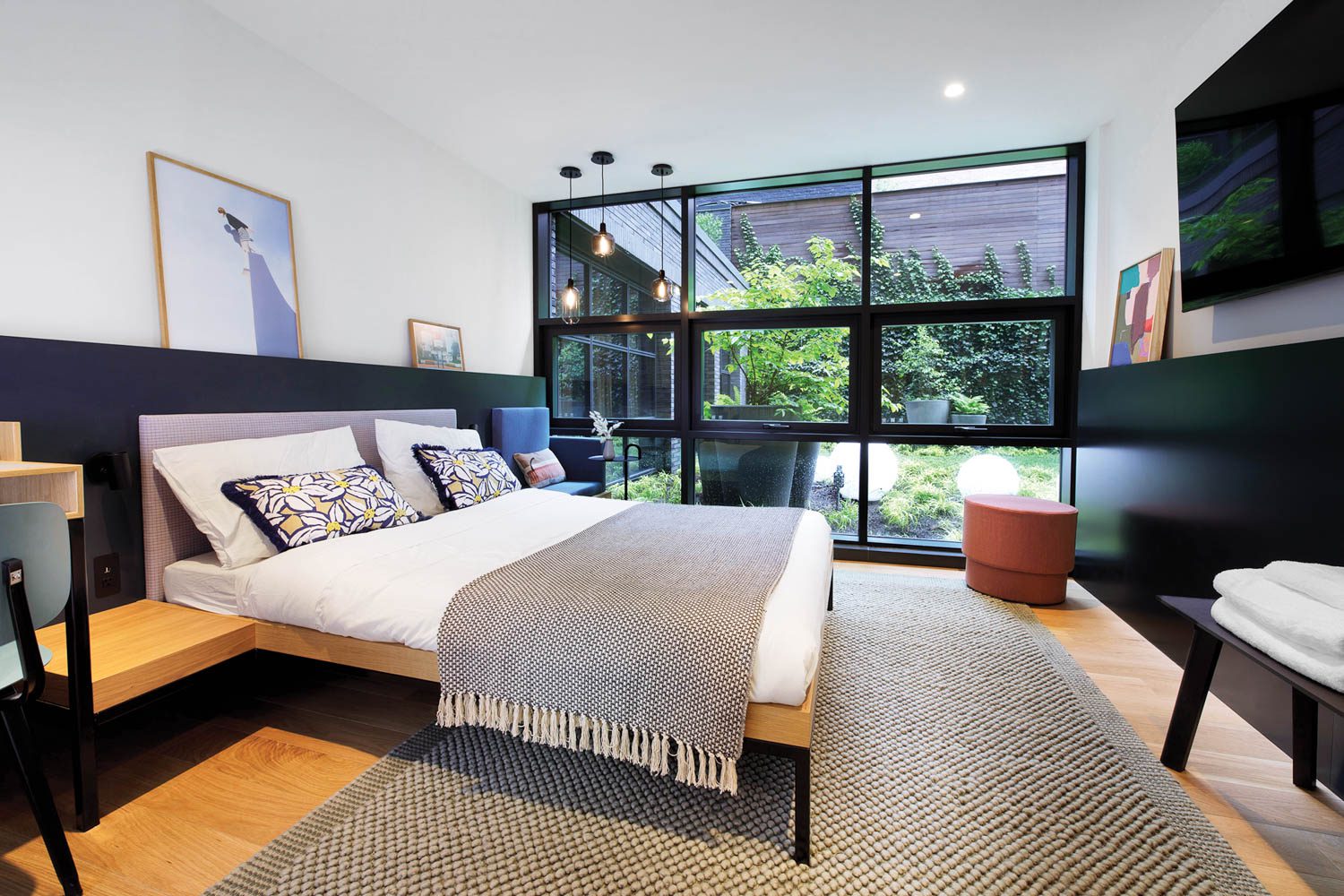 带大玻璃窗墙的卧室