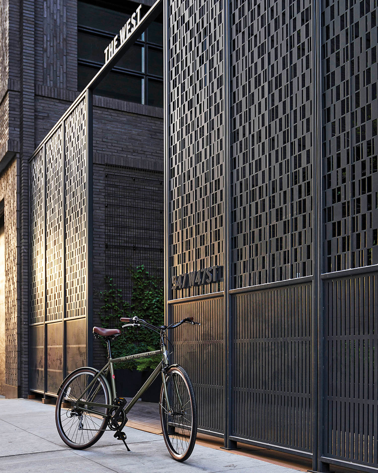 地狱厨房西宿俱乐部前的单车