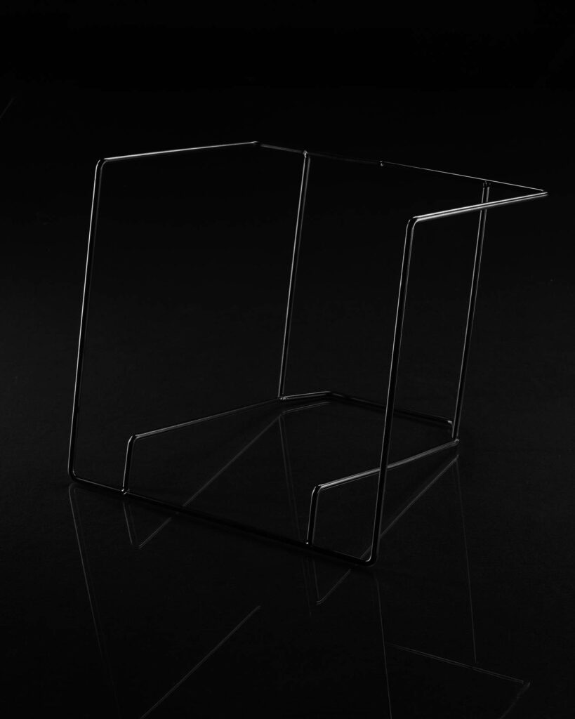 记录台布满粉状钢