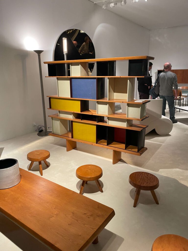 Jousse Entreprise展台聚焦Charlotte Perriand书架Mexique