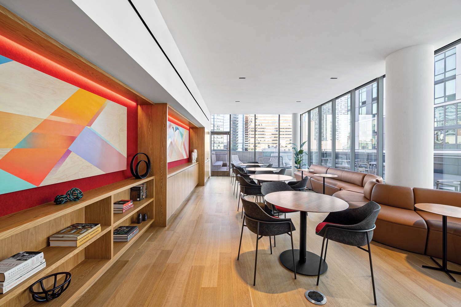 多彩美术挂在墙前安位