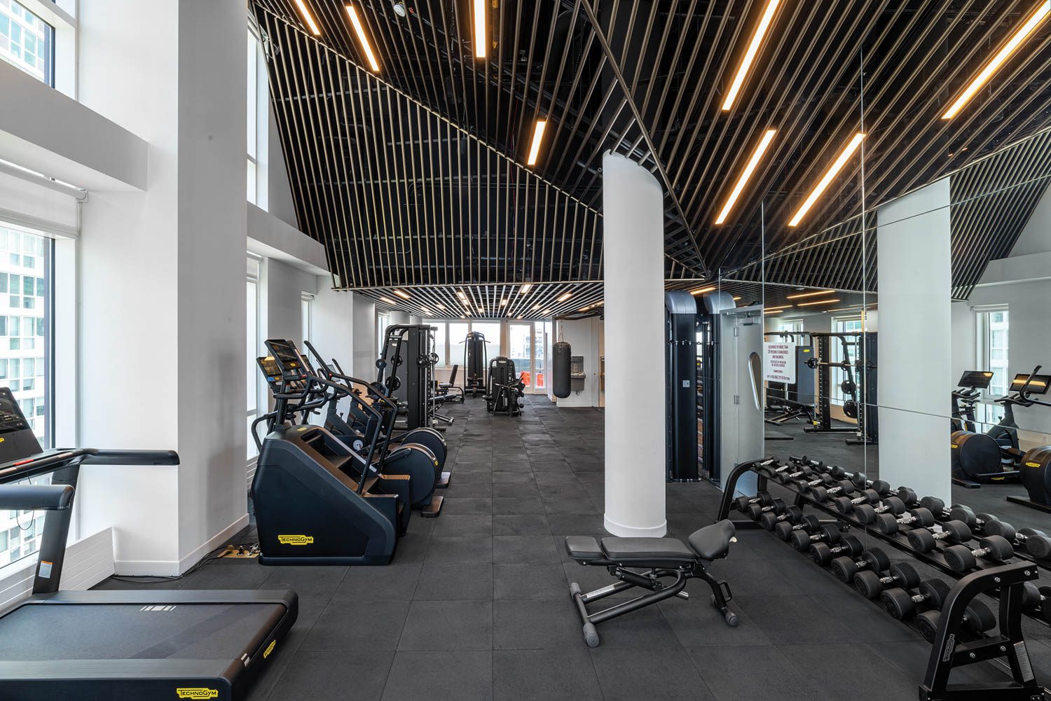 机房装金属管组成天花板