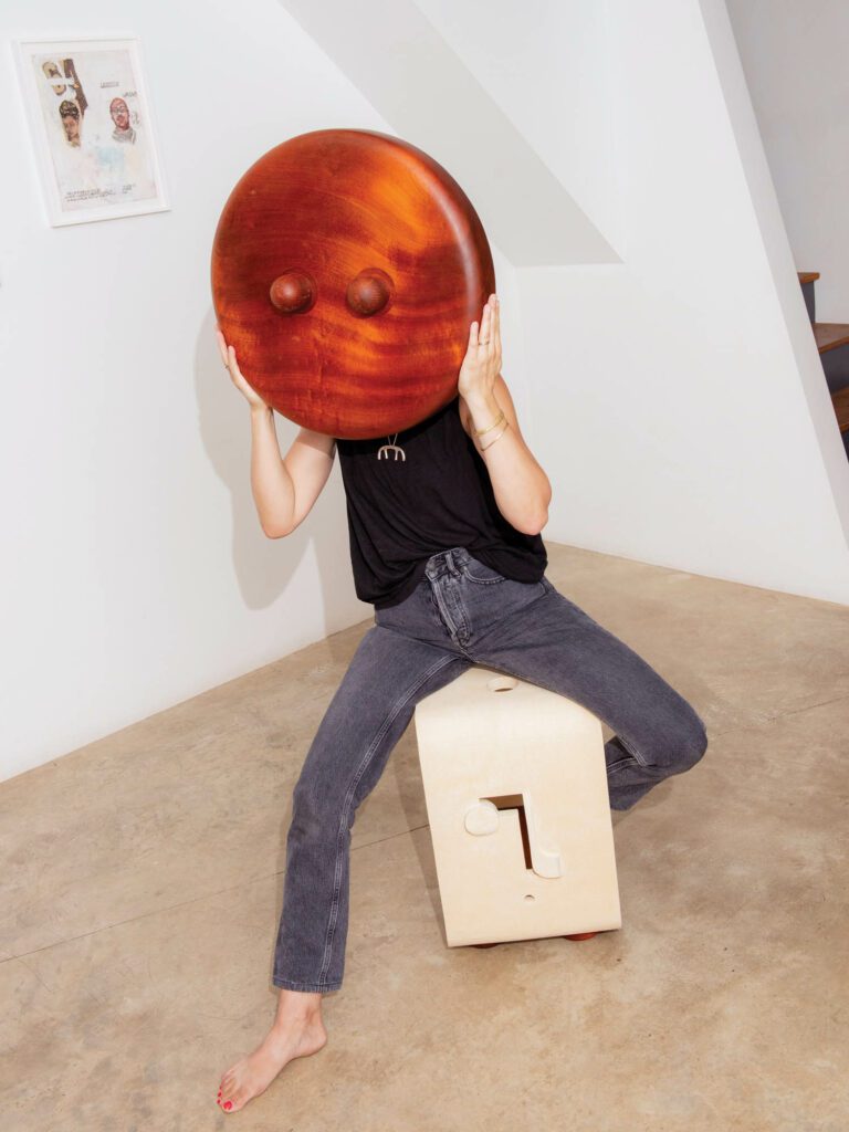 人坐在阅读者侧表上牛仔裤和黑衬衣