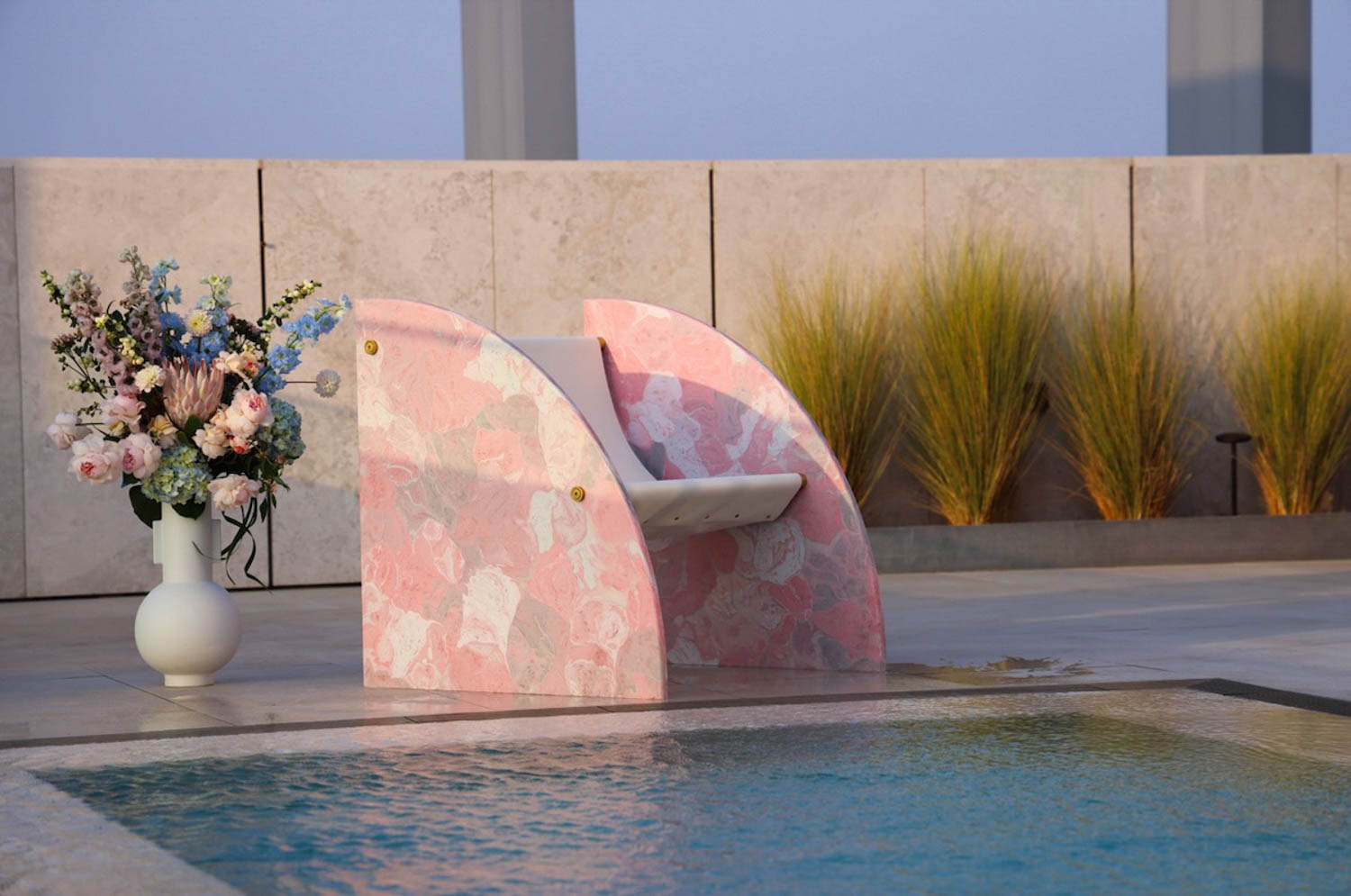 粉红白休息椅池旁