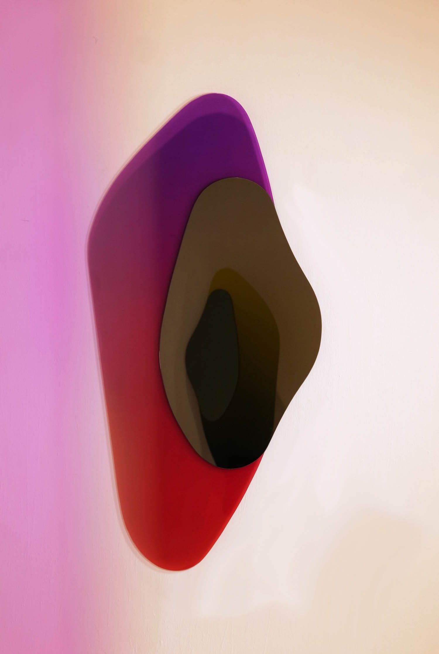 红紫背景悬浮镜