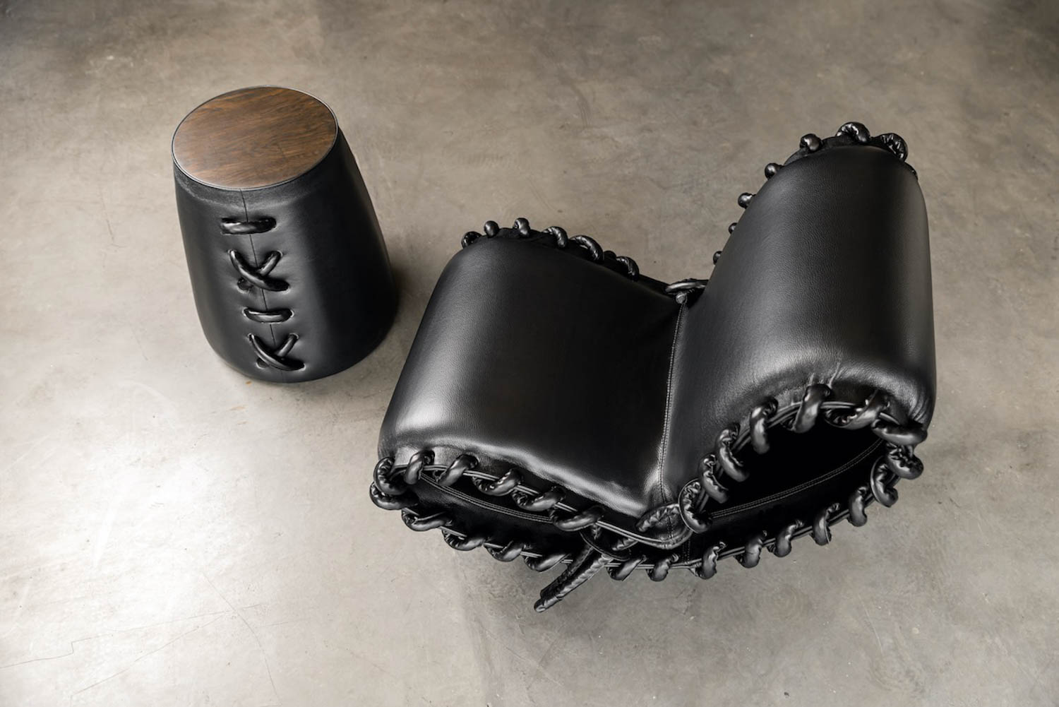 一张用皮带边缘搭建的椅子