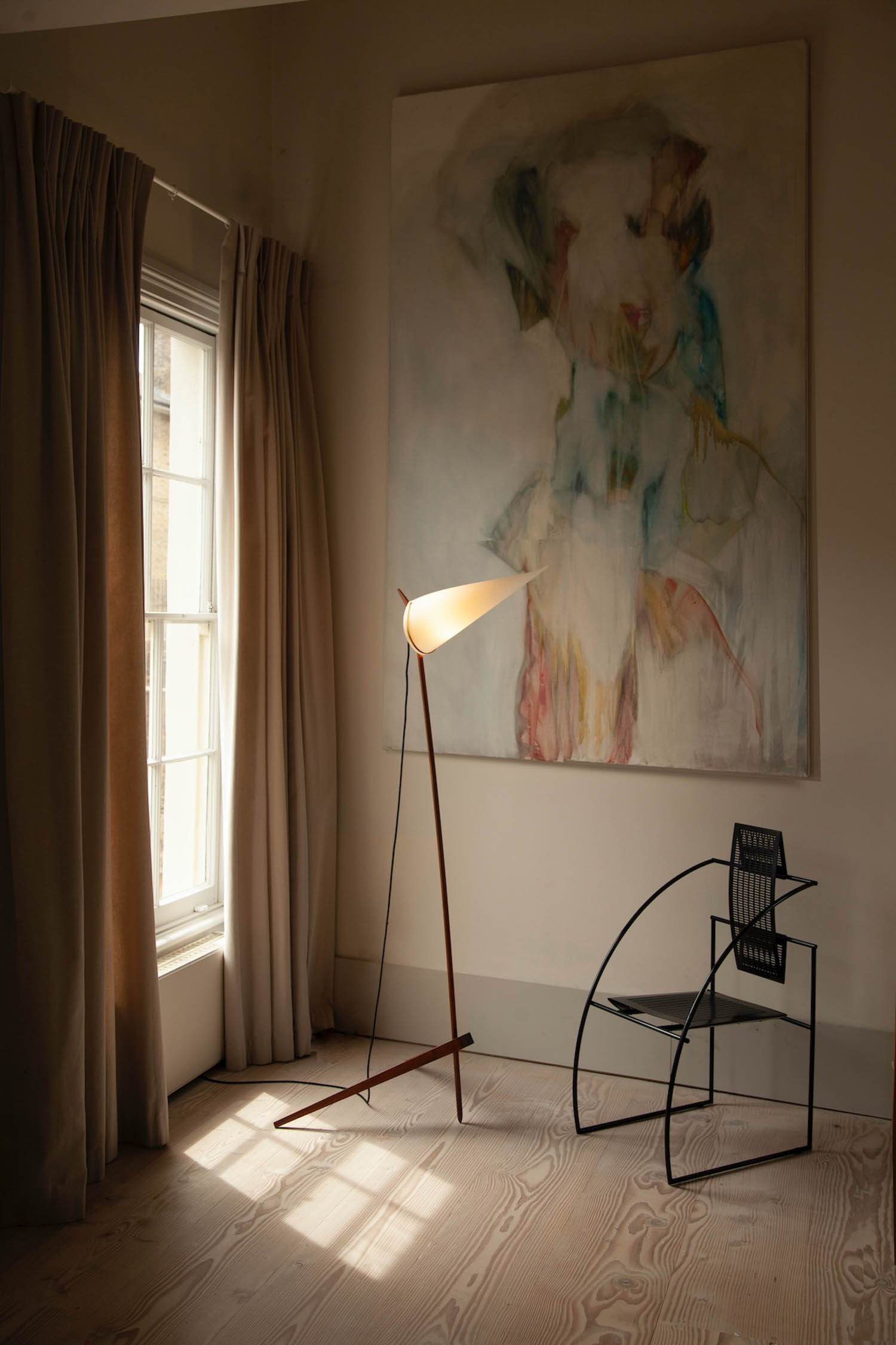 面楼灯前墙上大画