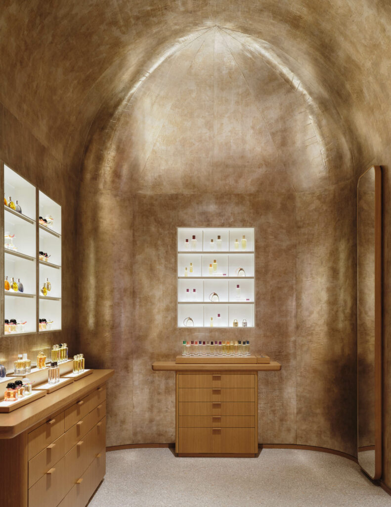 装有香味的柜子显示在Hermes