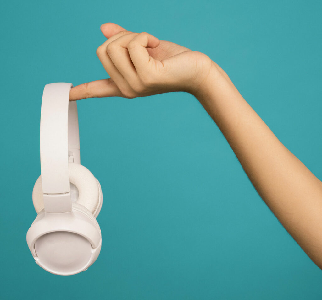 手持白耳机绿背景