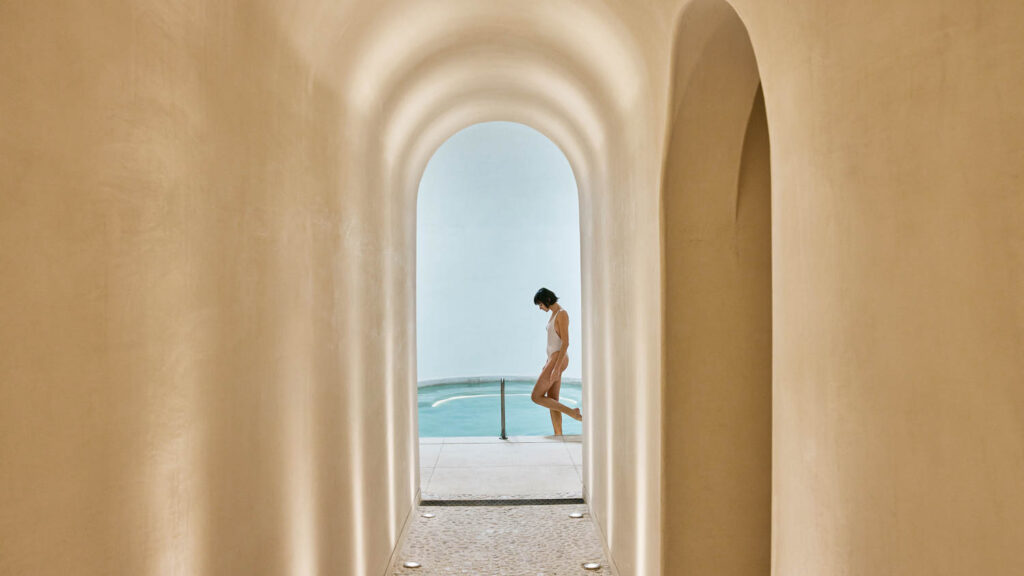 穿过走廊寻找Etéreo户外游泳池,Riviera玛雅Auberge度假村