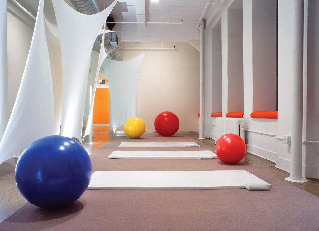 由Meyer Davis在Gym演练多彩球