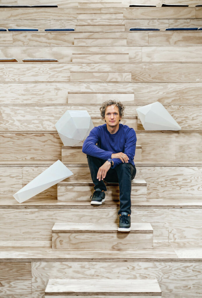 es Béhar坐在Fuseproject持续源码胶合机的漂白板上