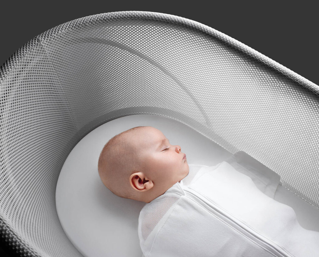 婴儿睡在Snoo最快乐婴儿机器人贝斯内特