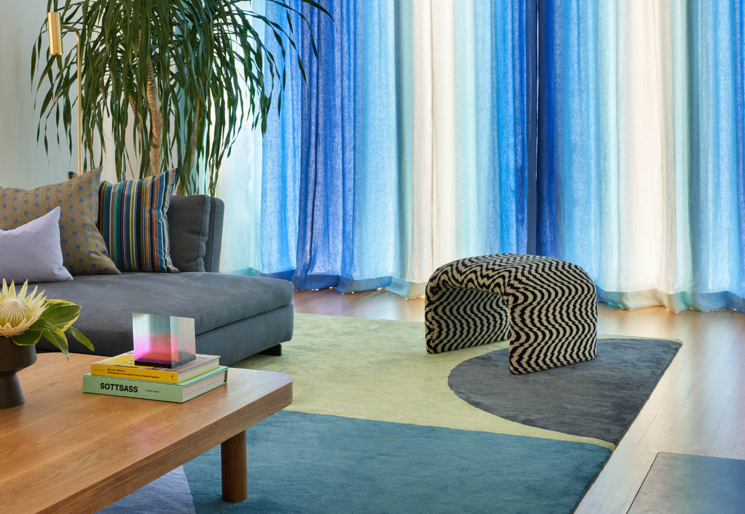 托普曼人用黑色波纹线冲向Ombre蓝窗帘