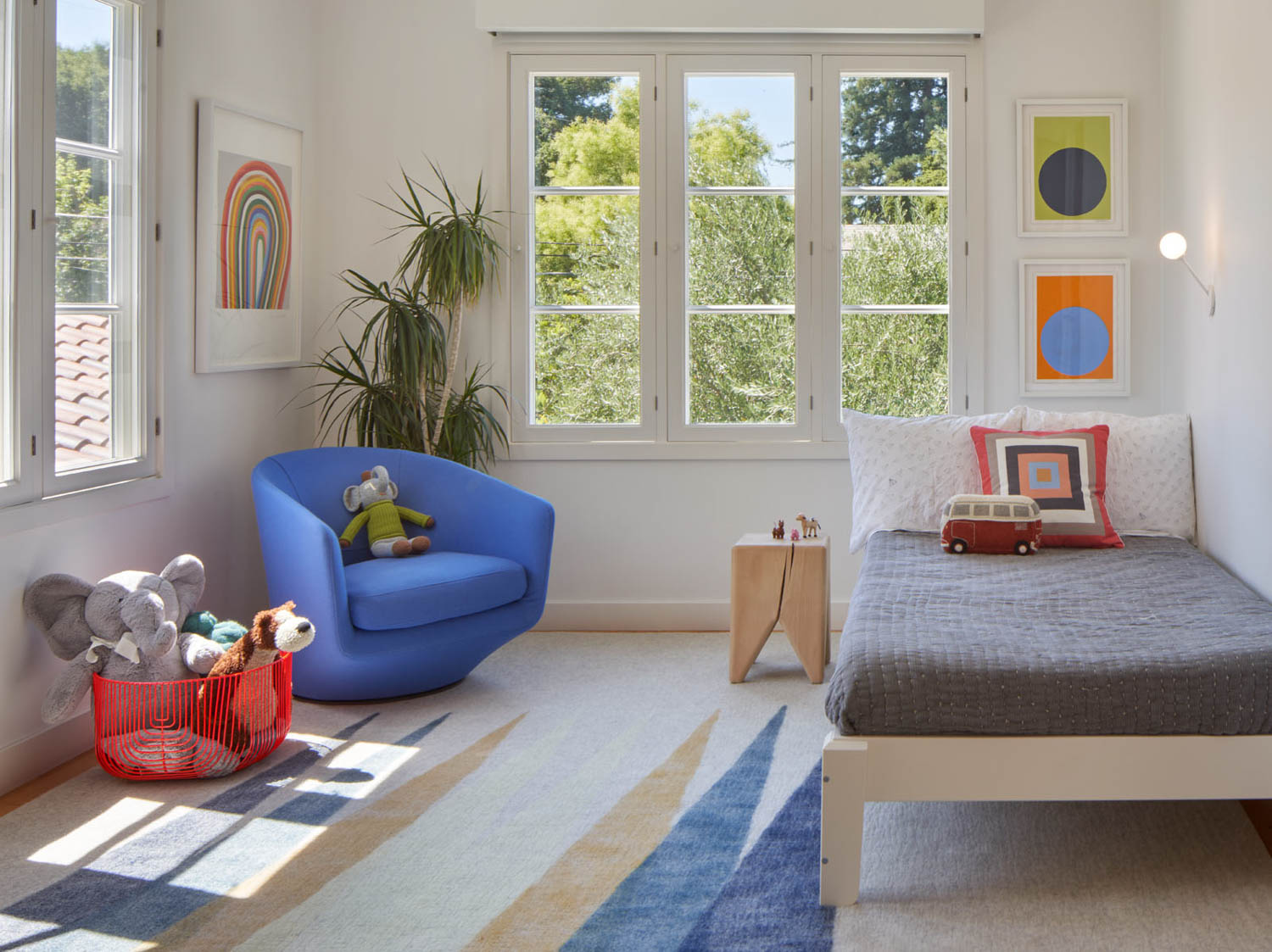 男孩房里双床用三角模式坐在奶油地毯上角落里有蓝臂椅填充动物