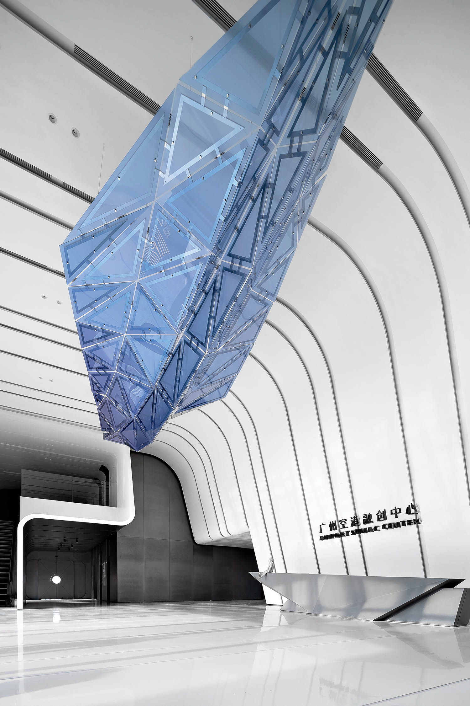 广州机场Sunac中心天花板上挂起蓝几何雕像