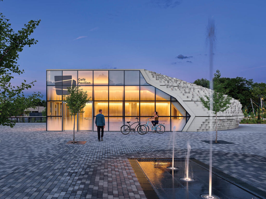 大交界广场外部夜间点亮,大楼前端装有窗口检查板