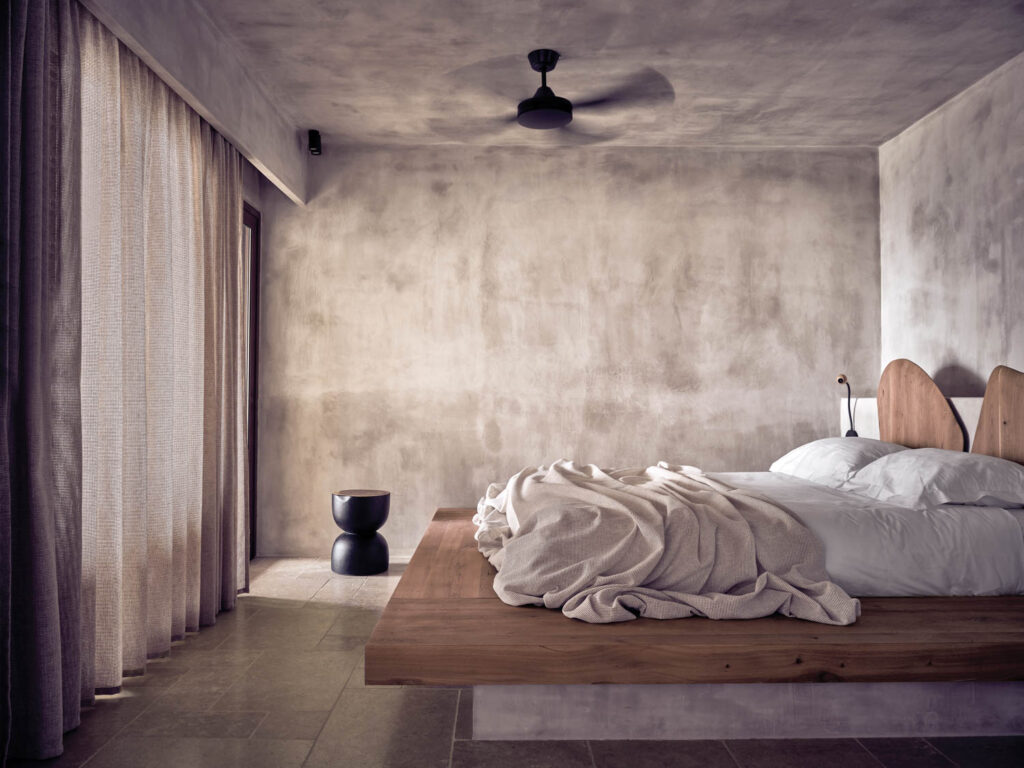 度假村设计中包括一张平台床和希腊度假村套房丝绸覆盖