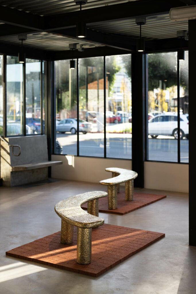 画廊两张青铜板