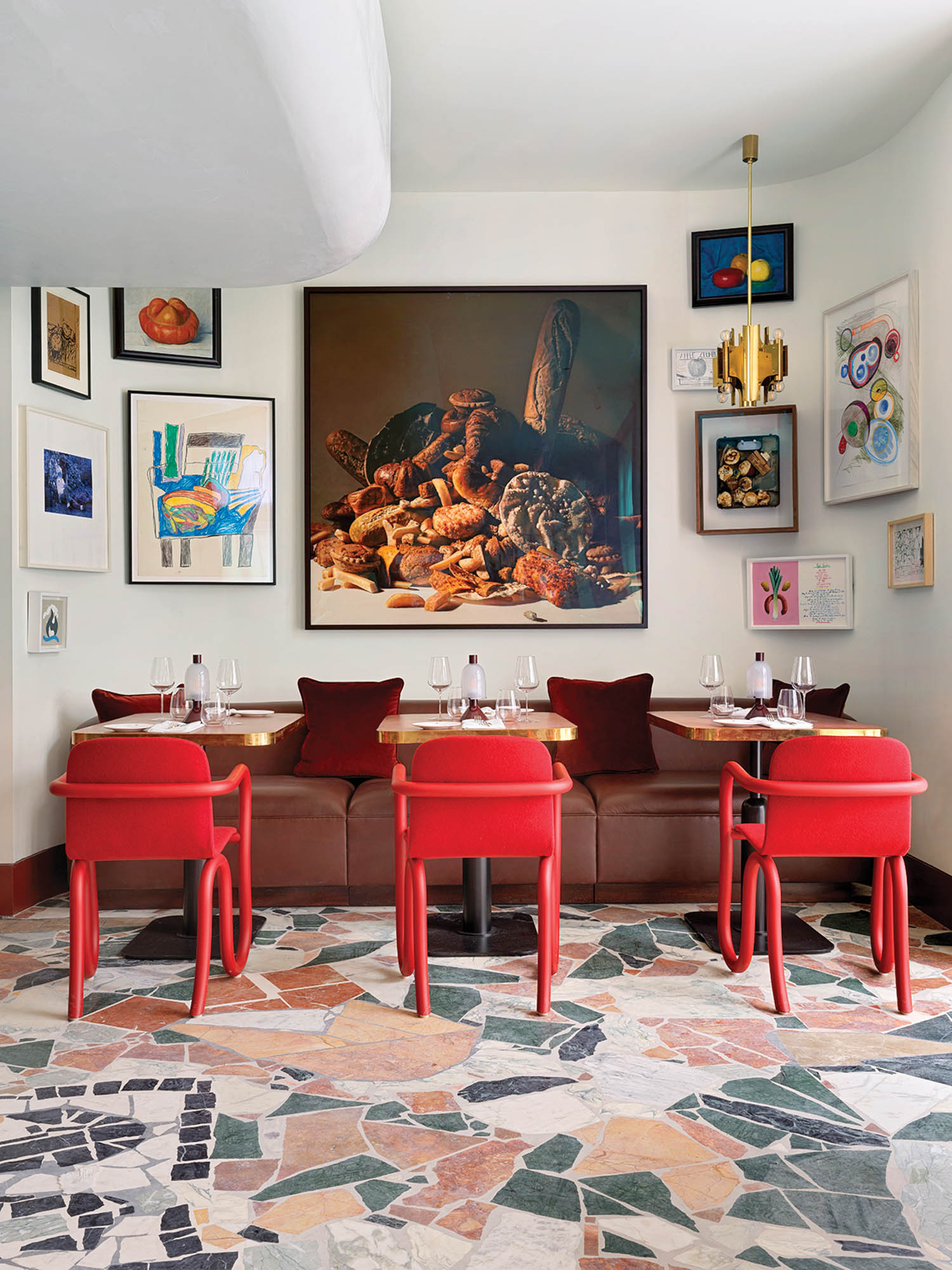 死油画挂在圣山座地上