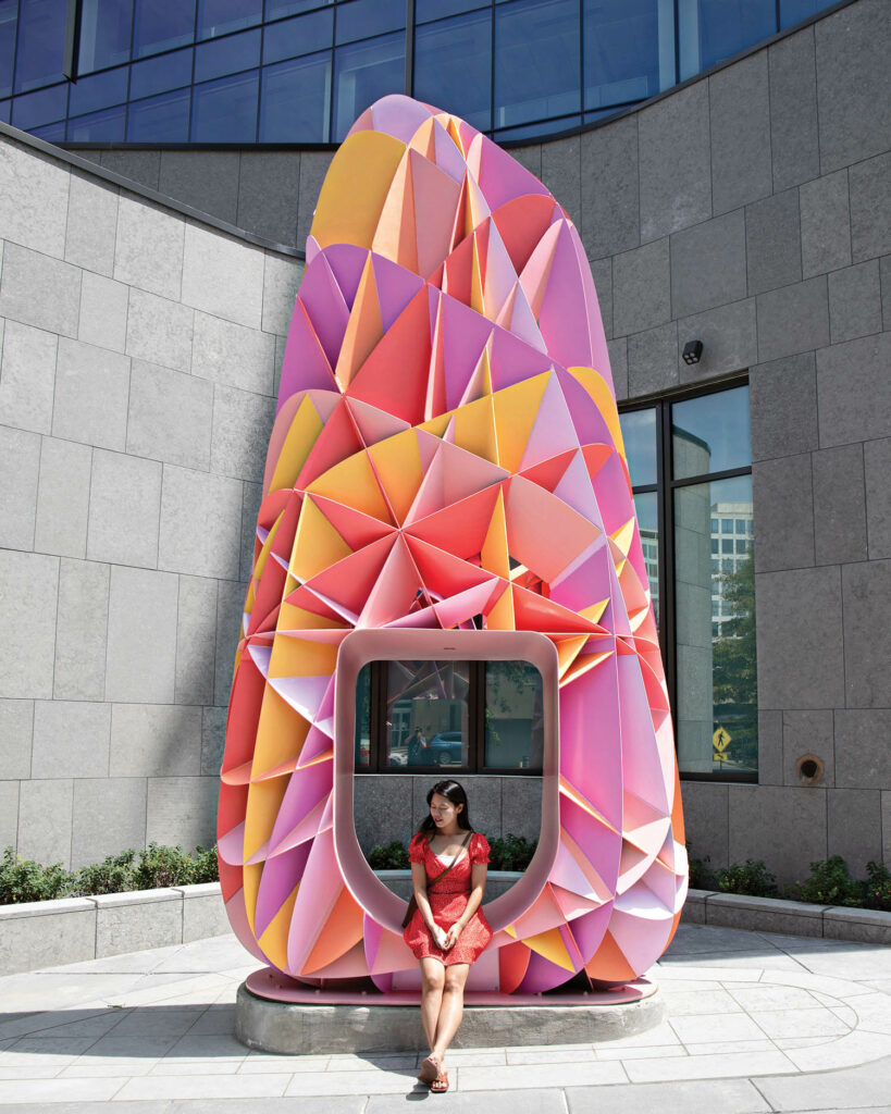 一个女人坐在Howray,多色户外安位