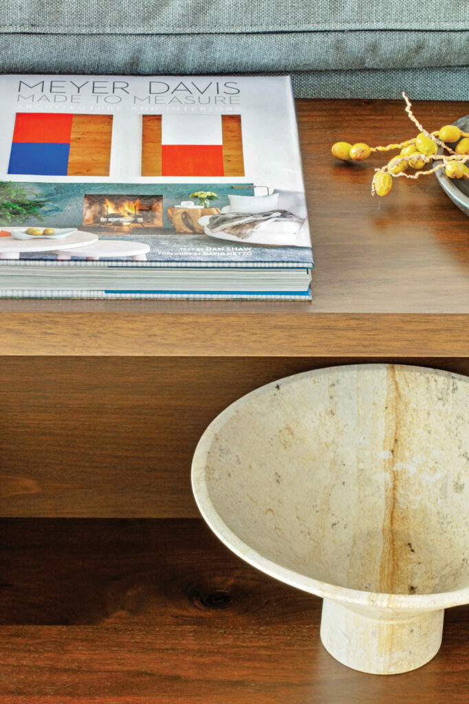 a表持有书籍Meyer Davis:Madetode