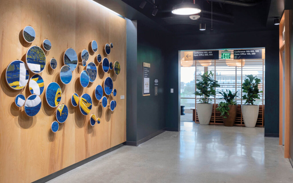 技术办公室木板墙上本地艺术