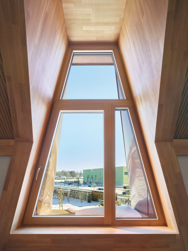 长发世界顶楼的宿舍窗