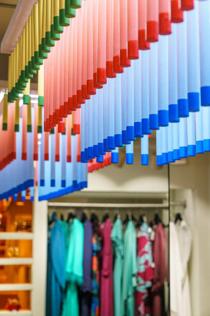 富饶多色吊机挂在Pipa夫人首发商店