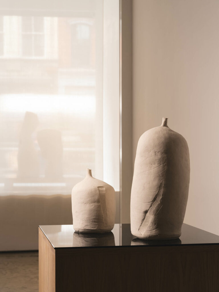 Ludmillabalkis白Diptyque雕塑由白沙石器制作