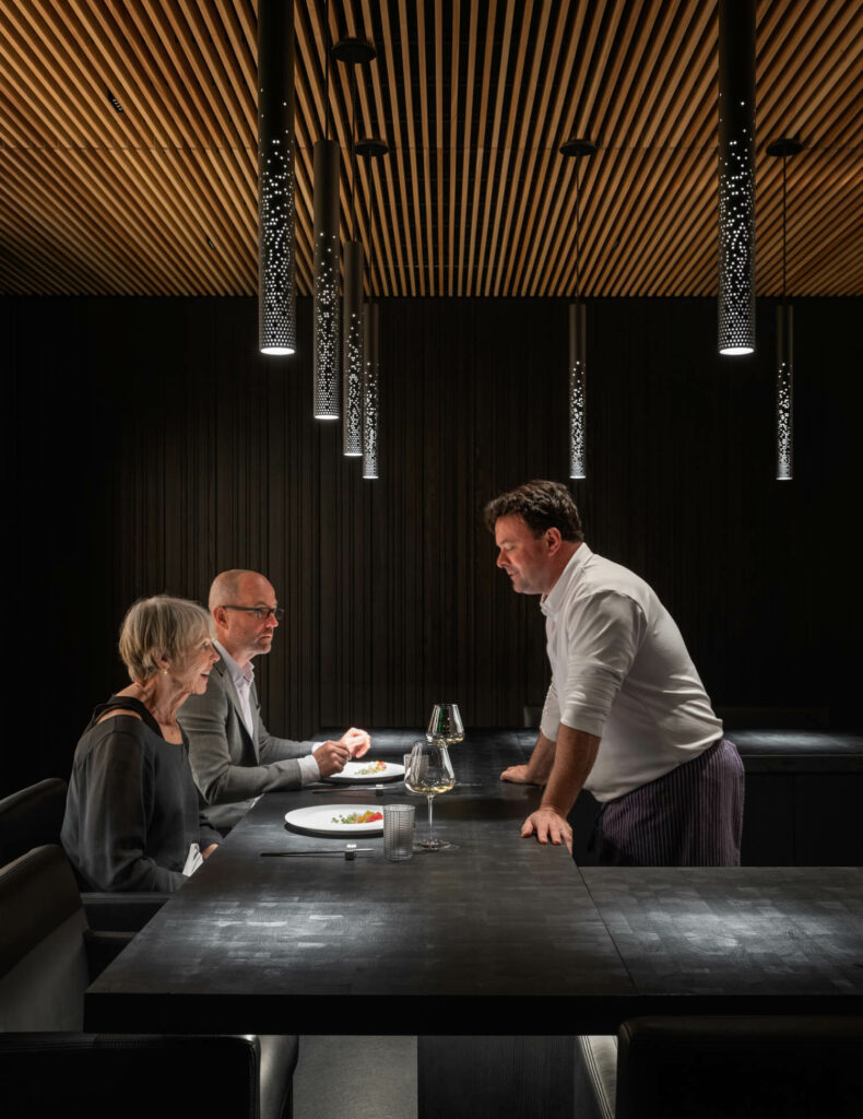 道格拉斯基恩厨师与Cyrus内部餐厅交互作用,Cyrus是加利福尼亚餐厅