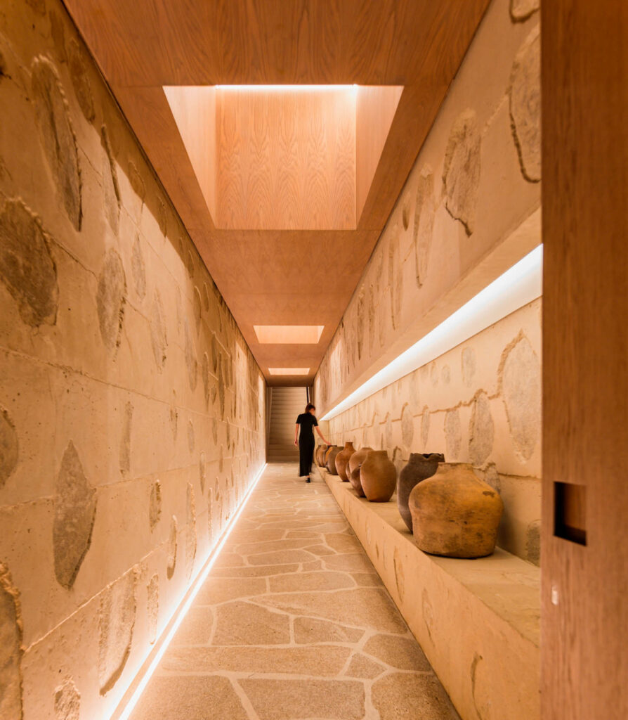 石走廊沿墙有列轮