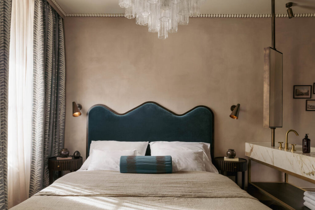 私人成员俱乐部客房和蓝装床