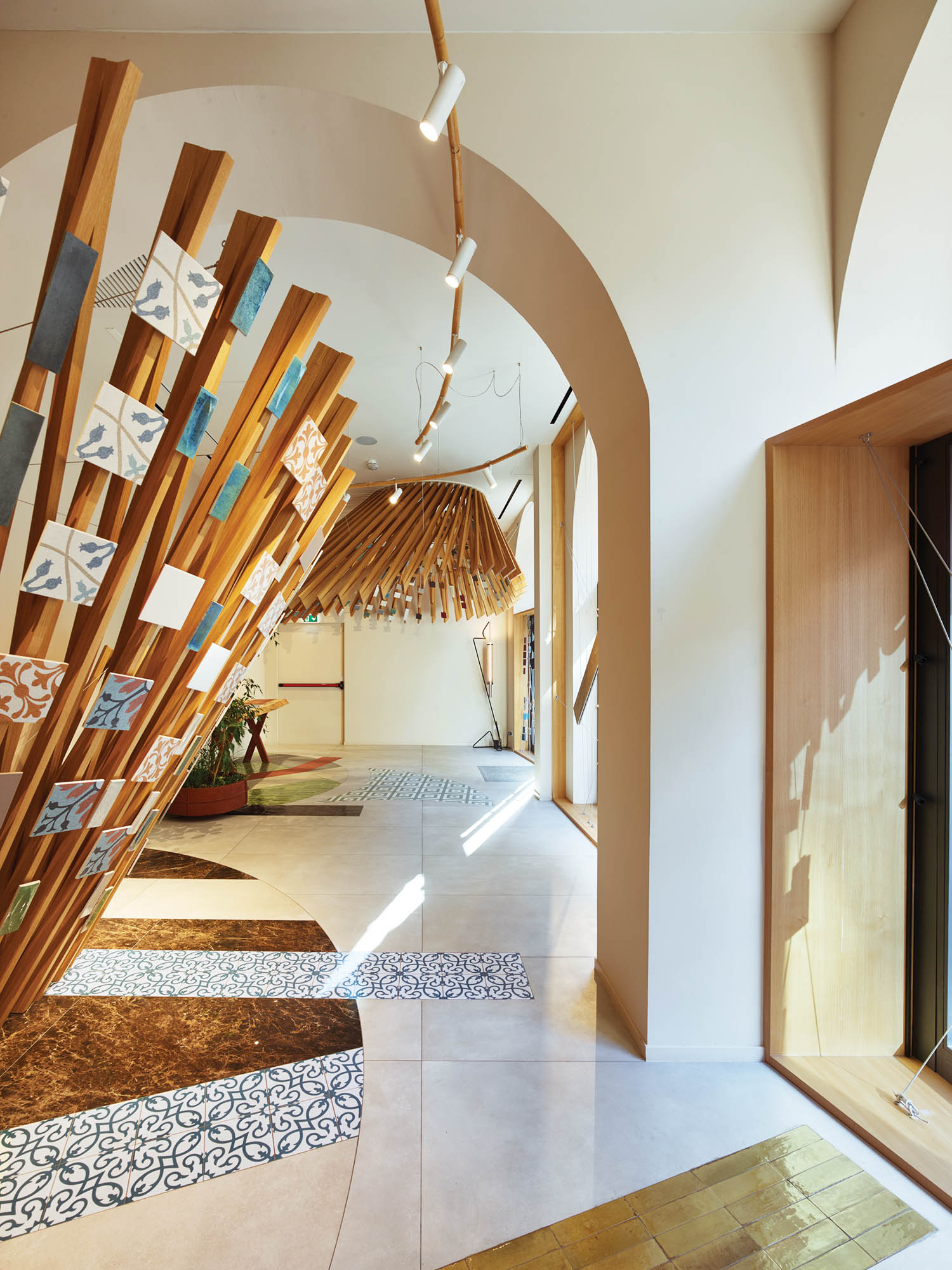 光流进陶瓷供应商商店木制显示器