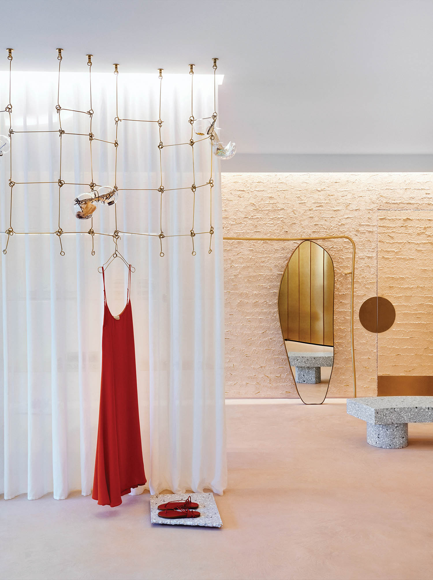 红色礼服挂在黄铜详细显示