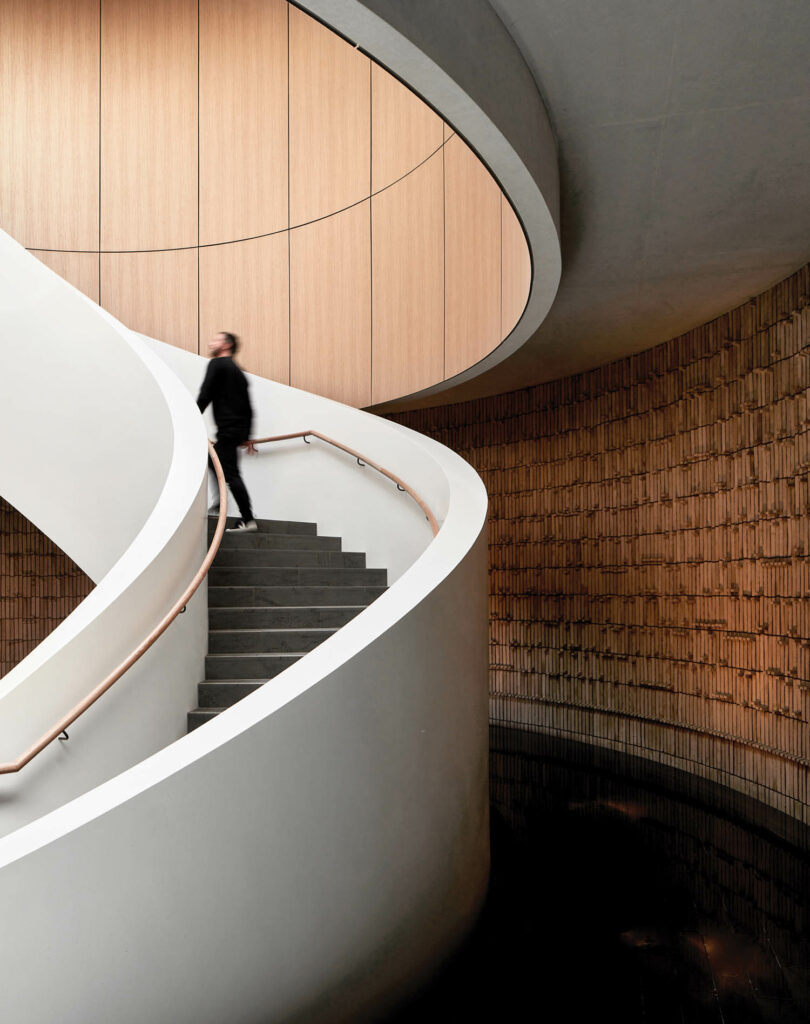 客人上楼去私人温泉