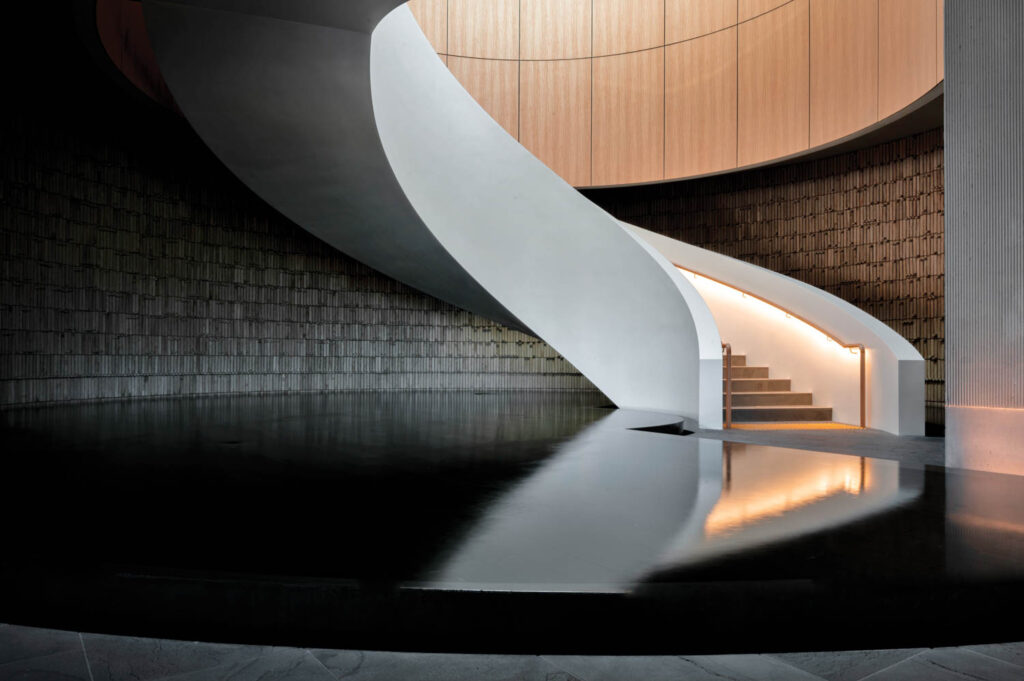 自支持钢框架螺旋楼梯从回射池上爬起