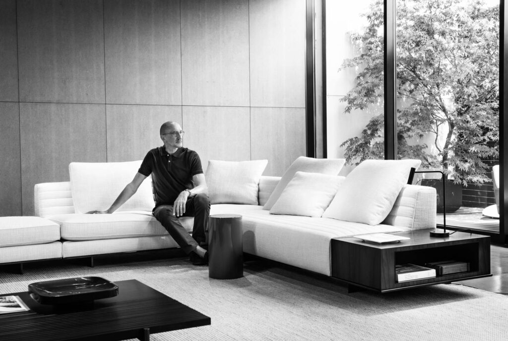 鲁道夫多多尼坐沙发靠近楼顶窗口