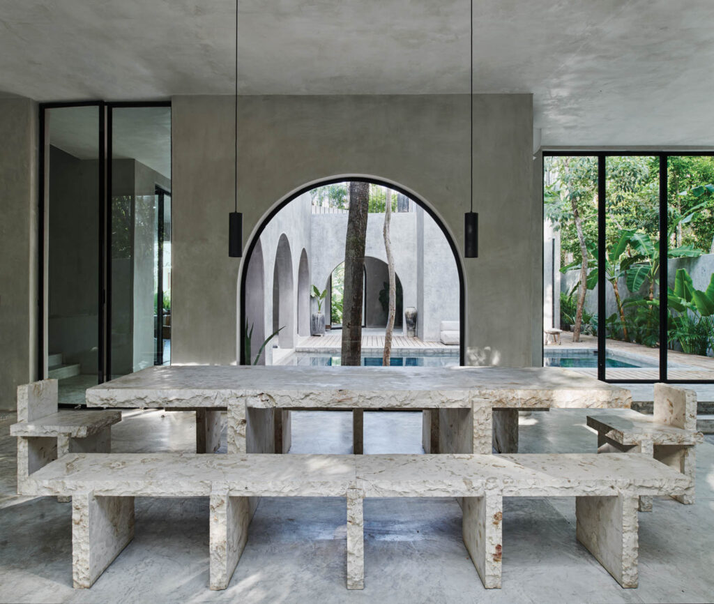 自定义餐桌、椅子和板凳由粗糙hewn局部石灰石制作