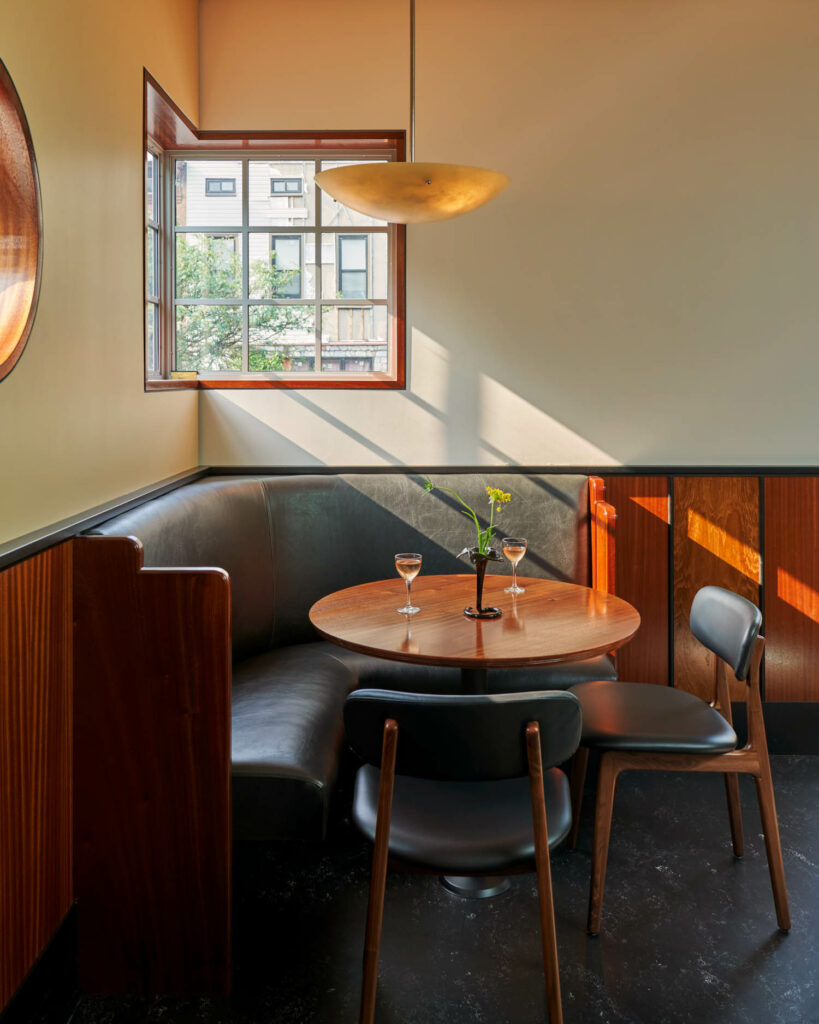 阳光流穿过太王吧角