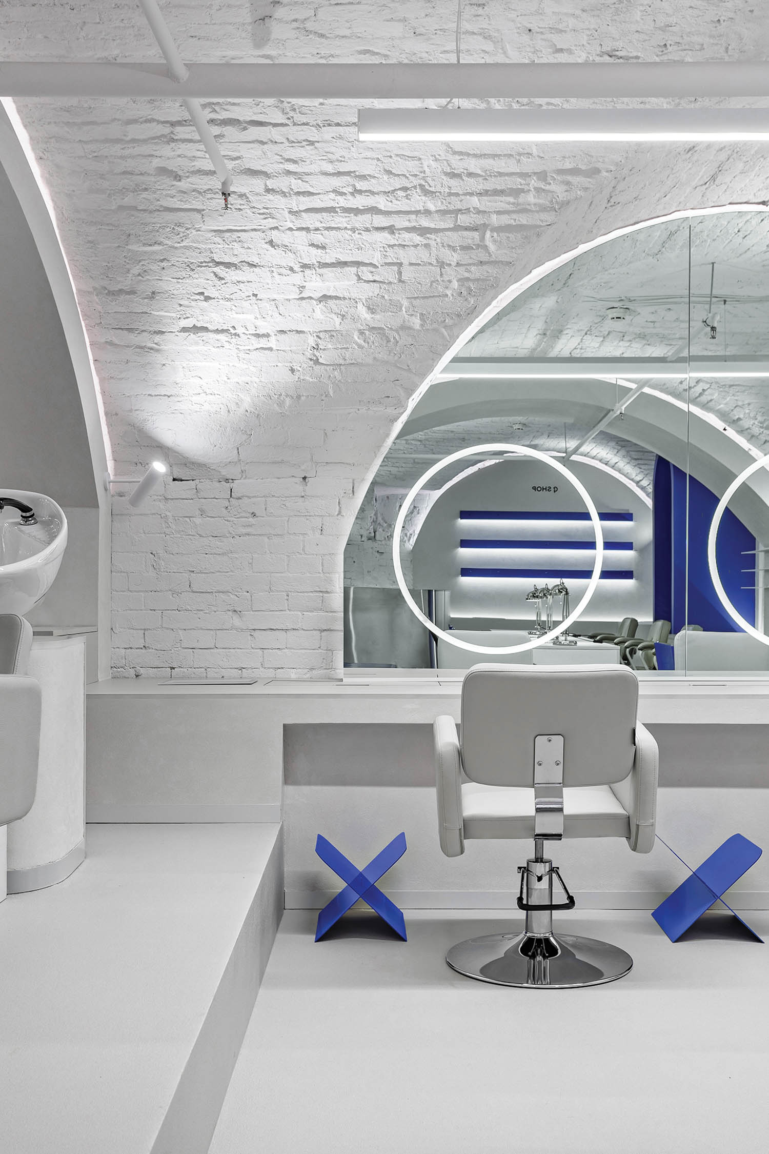 带蓝脚踏板的臂椅