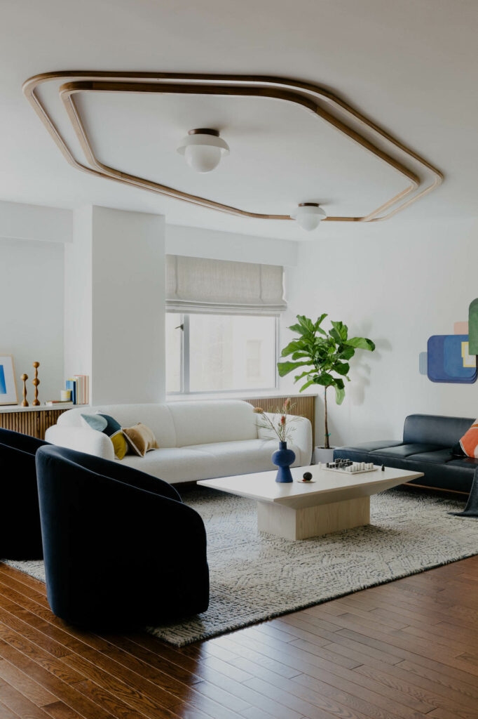 家客厅配白沙发和海军臂椅