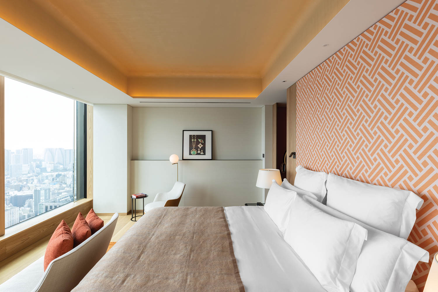 橙白壁纸挂在宾馆客房墙上