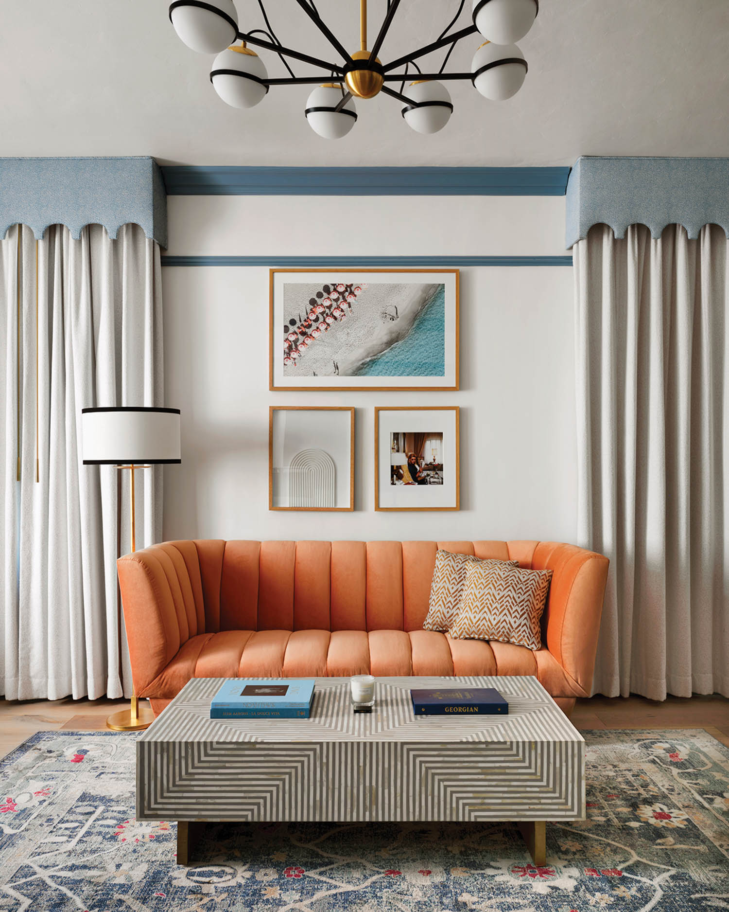 橙沙发坐在洛杉矶大理石咖啡桌后宾馆