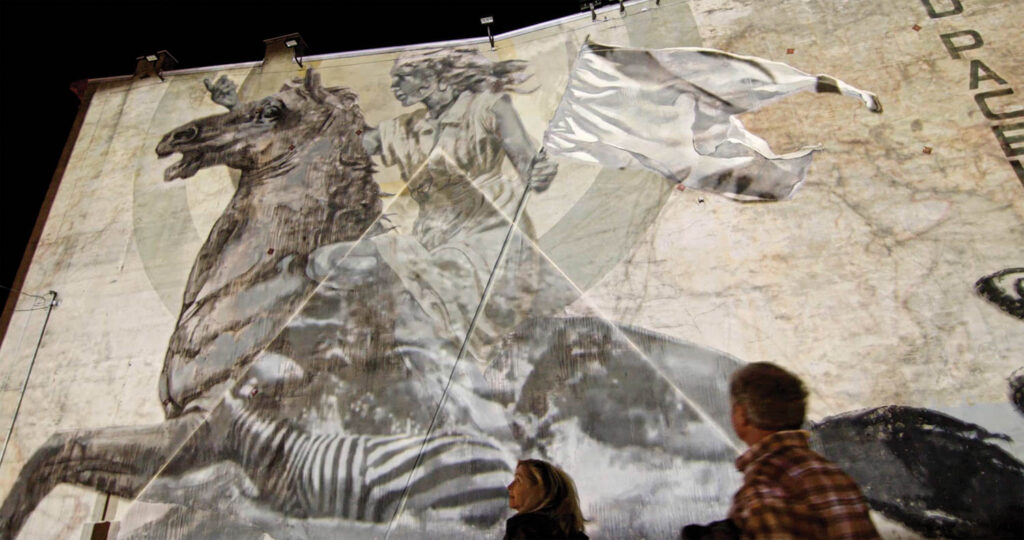 齐布拉斯壁画投射到住宅楼